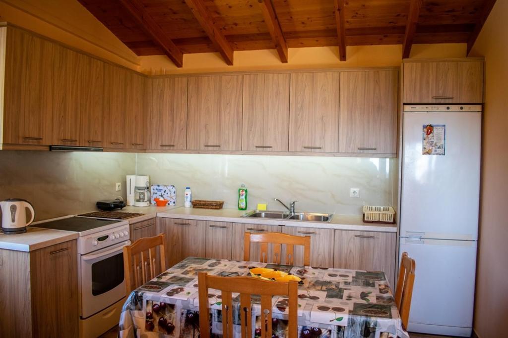 Takis & Eirini Family Apartments Перама Экстерьер фото