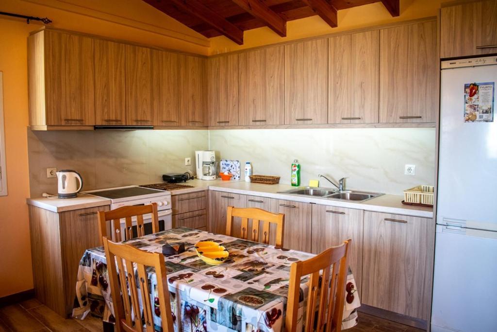 Takis & Eirini Family Apartments Перама Экстерьер фото