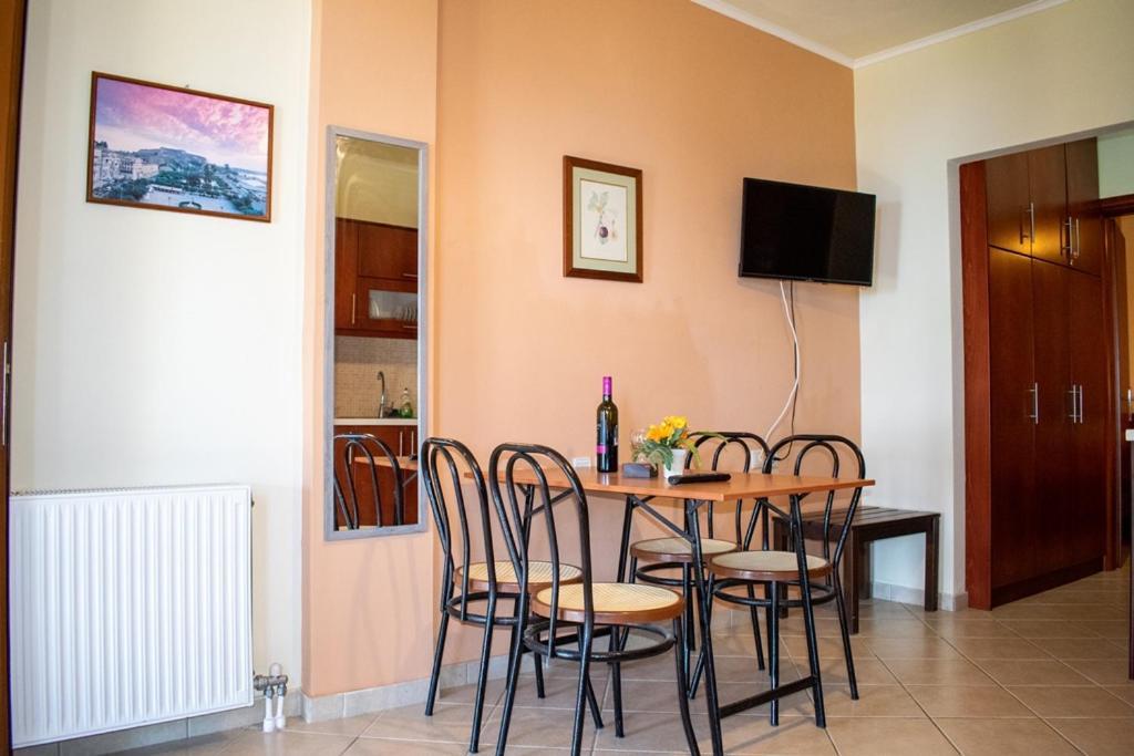 Takis & Eirini Family Apartments Перама Экстерьер фото
