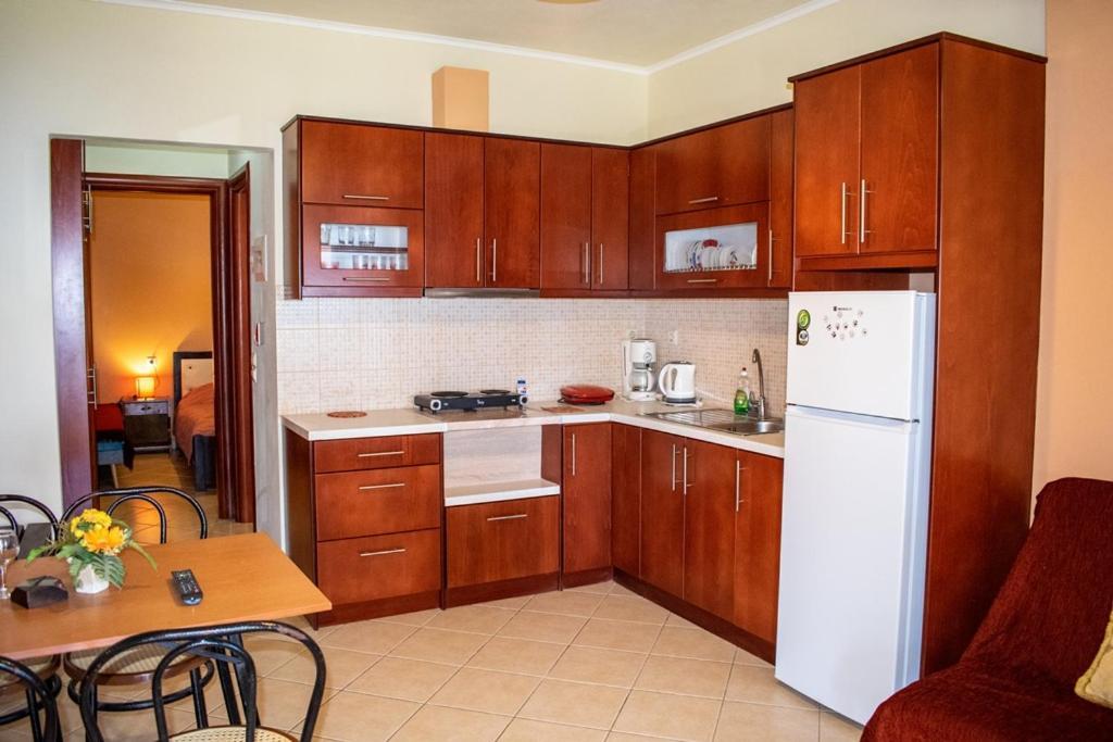 Takis & Eirini Family Apartments Перама Экстерьер фото