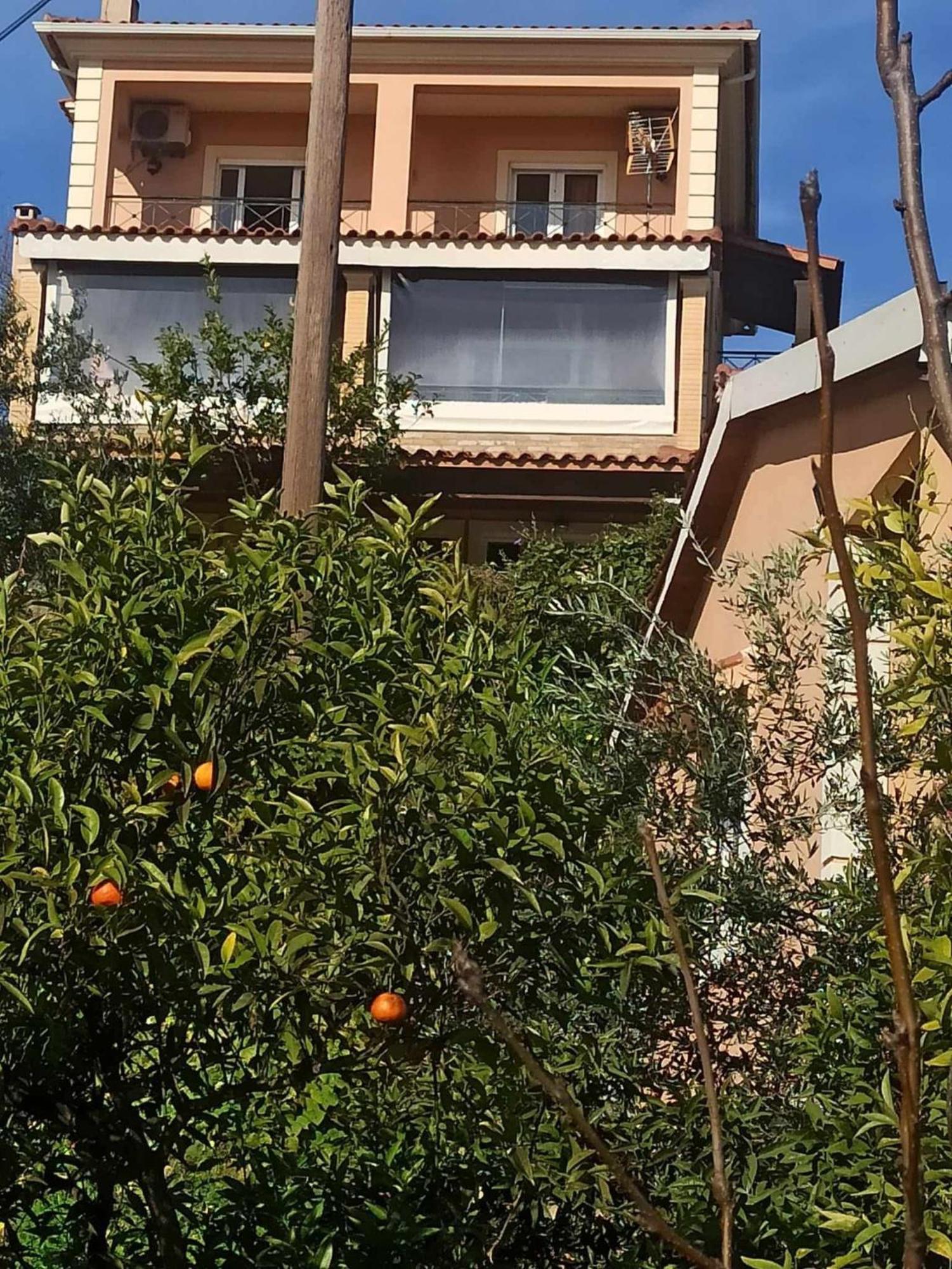 Takis & Eirini Family Apartments Перама Экстерьер фото