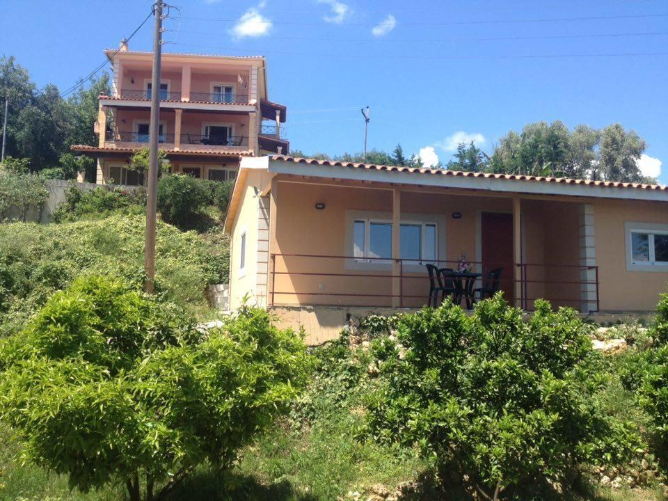 Takis & Eirini Family Apartments Перама Экстерьер фото